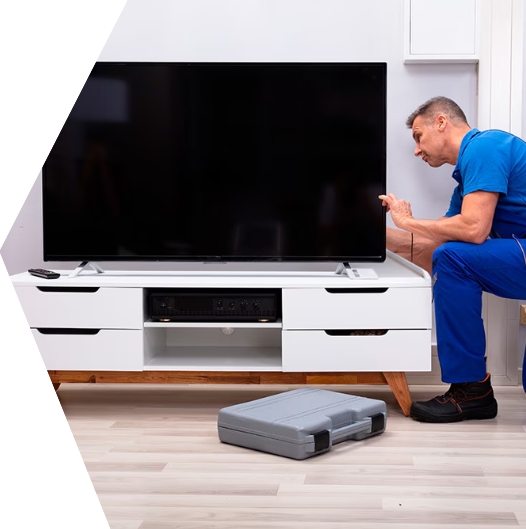 instalacion-television-mantenimiento-hombre-trabajando